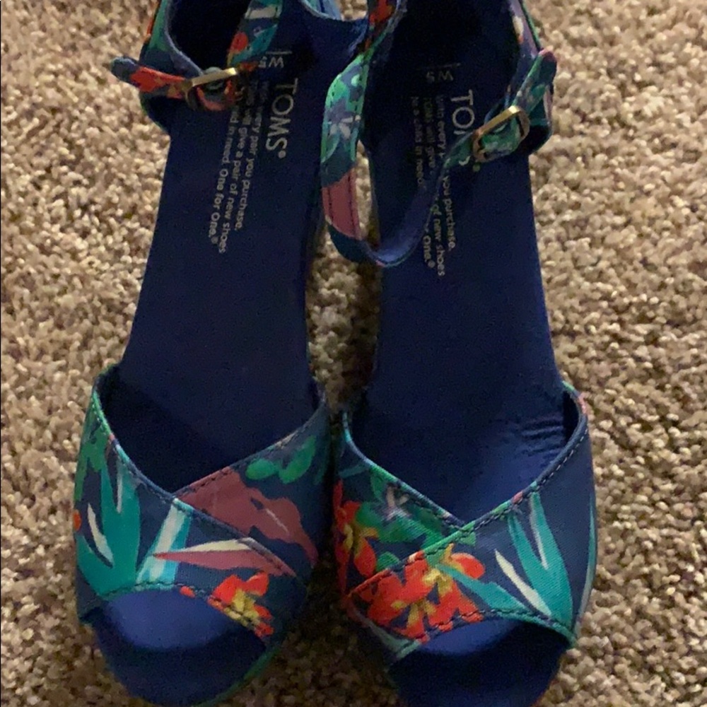 Toms wedges sandals floral birds of paradise
